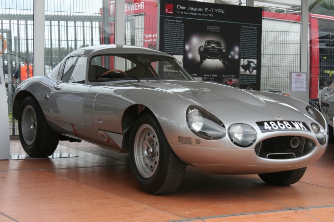 Jaguar_E-Type_Light_Weight_(right_side)_built_in_1963-64.JPG