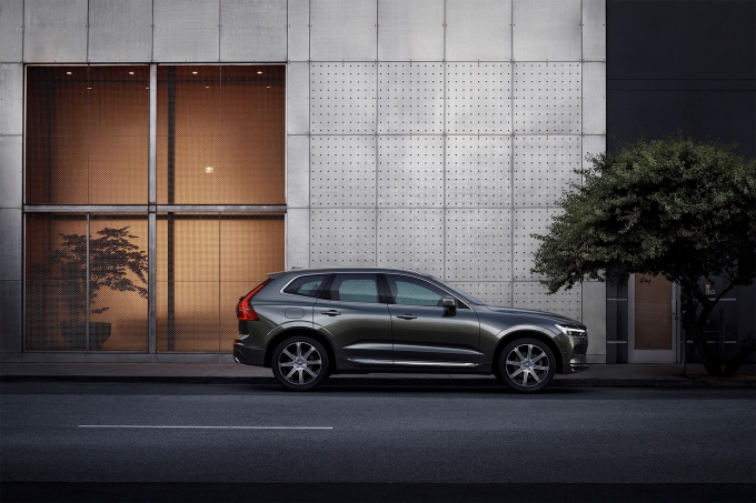 2018-Volvo-XC60-T6-side-profile-01.jpg