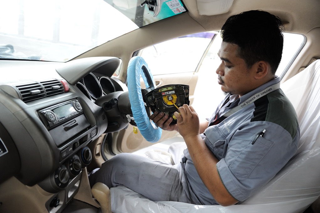 04-Honda-technician-replacing-a-Takata-driver-front-airbag-inflator