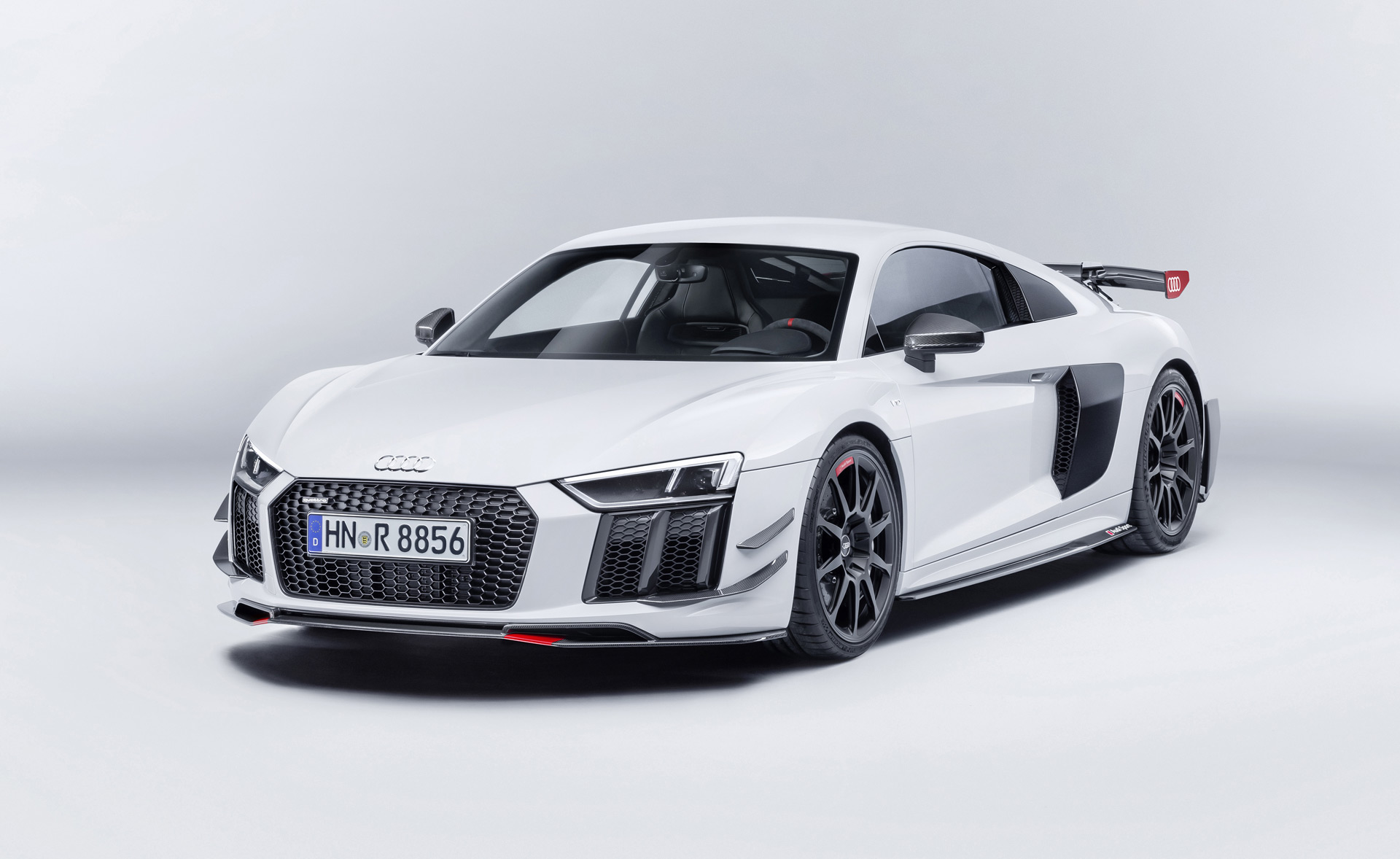 2018-audi-r8-fitted-with-items-from-audi-sport-performance-parts-range_100613503_h.jpg